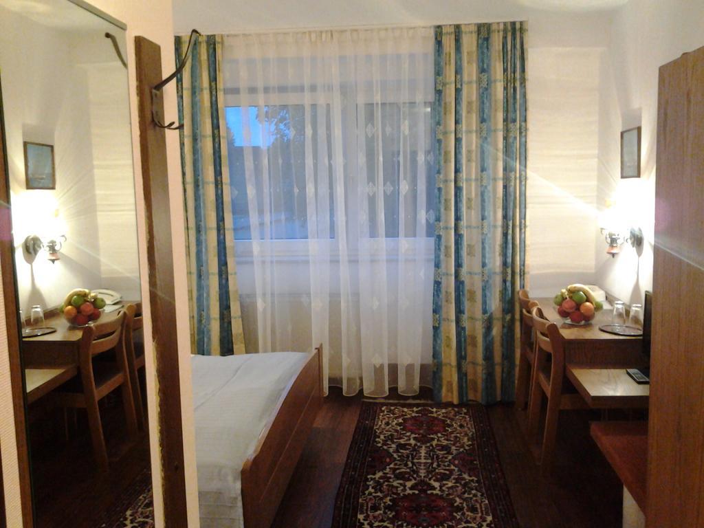 S&L Hotel Нойс Екстер'єр фото