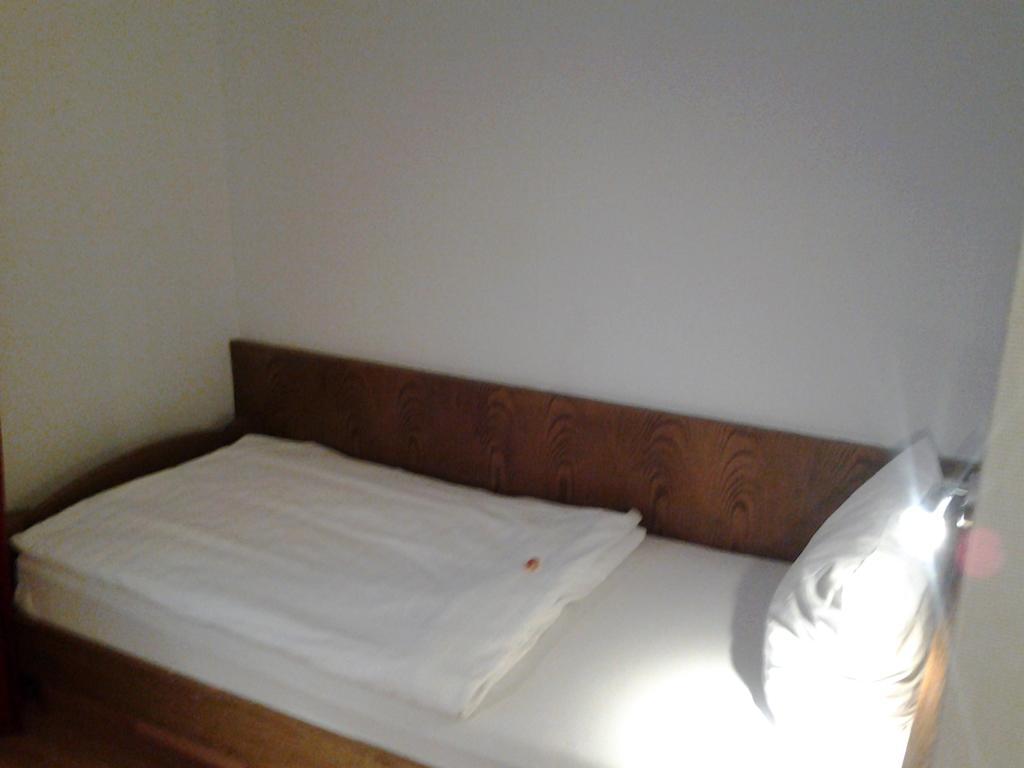 S&L Hotel Нойс Екстер'єр фото