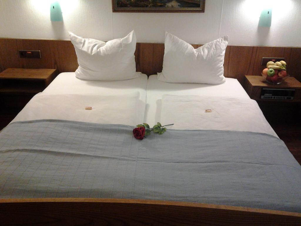 S&L Hotel Нойс Екстер'єр фото