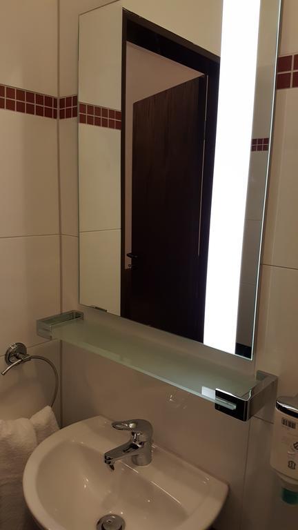 S&L Hotel Нойс Екстер'єр фото
