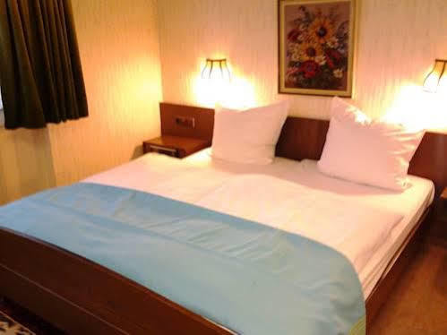 S&L Hotel Нойс Екстер'єр фото